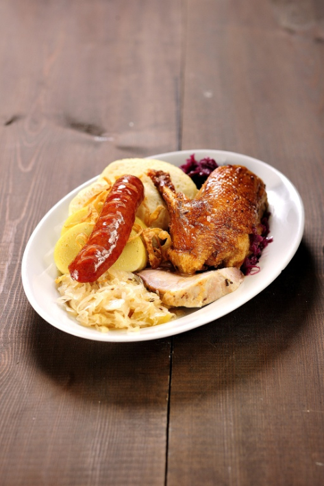 Essen in einer Brauerei mit Spezialitätenplatte