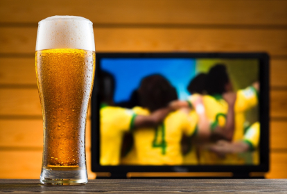 Prag Fußball + Abendessen in einer Sports-Bar image 1