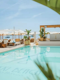 Doppelbett mit Sofa im Nikki Beach Club Mallorca