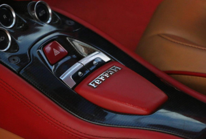 Budapest Ferrari fahren auf der Rennstrecke image 1