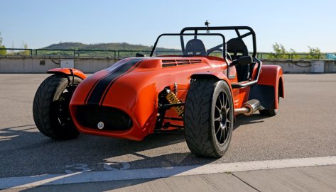 Lotus auf kleiner Rennstrecke fahren