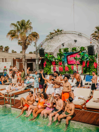 VIP Sofa im Beachclub - tagsüber Barcelona