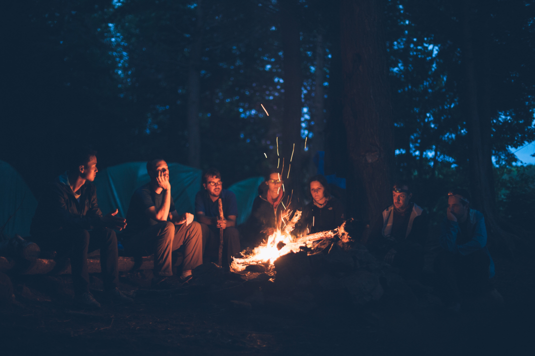 Lagerfeuer mit Freunden