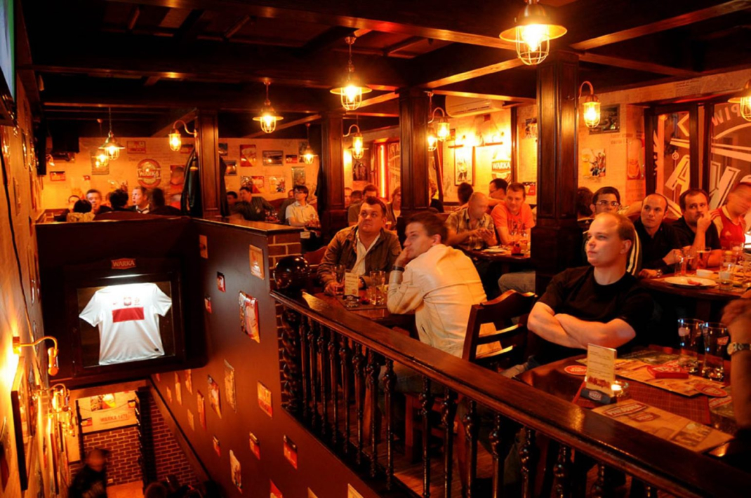 Tischreservierung in einer Sports Bar