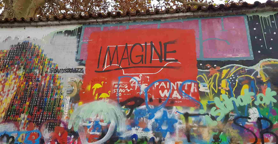 Die John-Lennon-Mauer in Prag: Hier können sich die Jungs und du verewigen!
