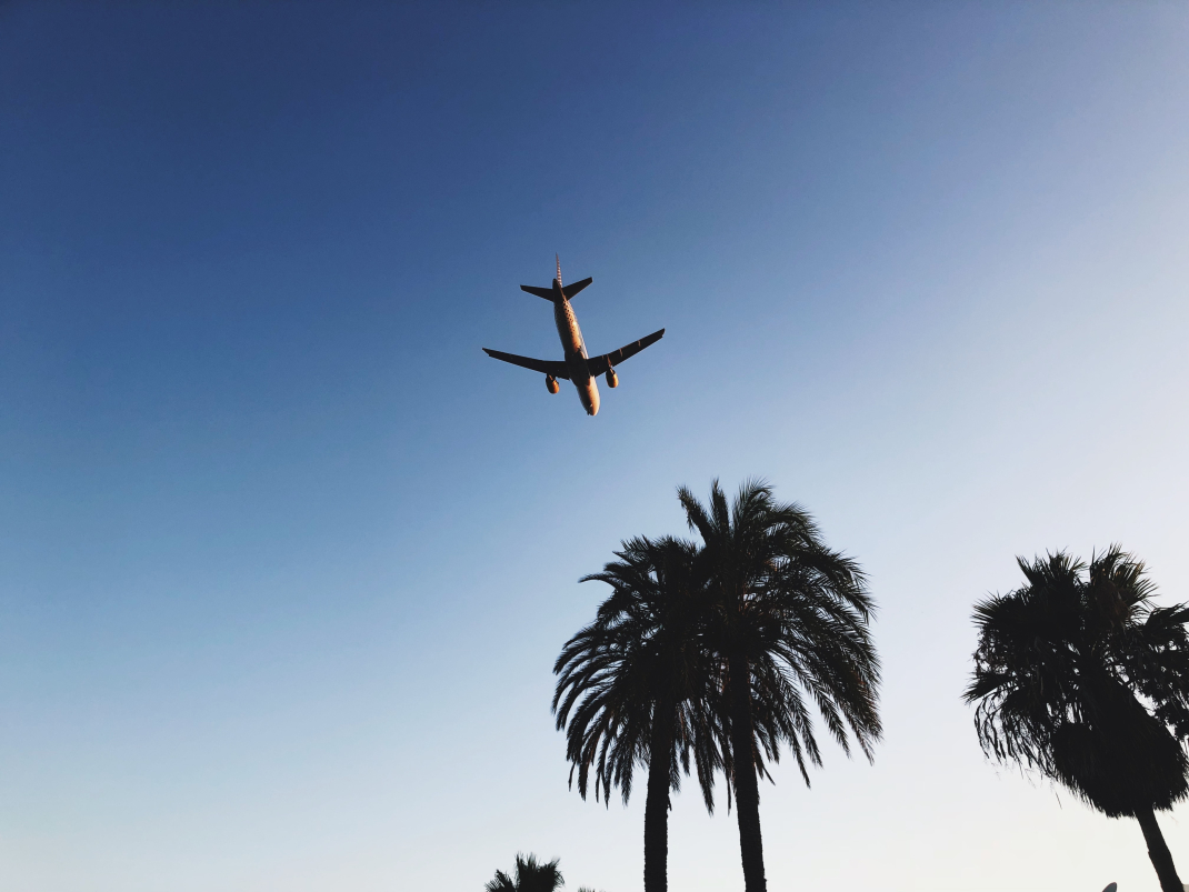 Flugzeug fliegt über Ibiza