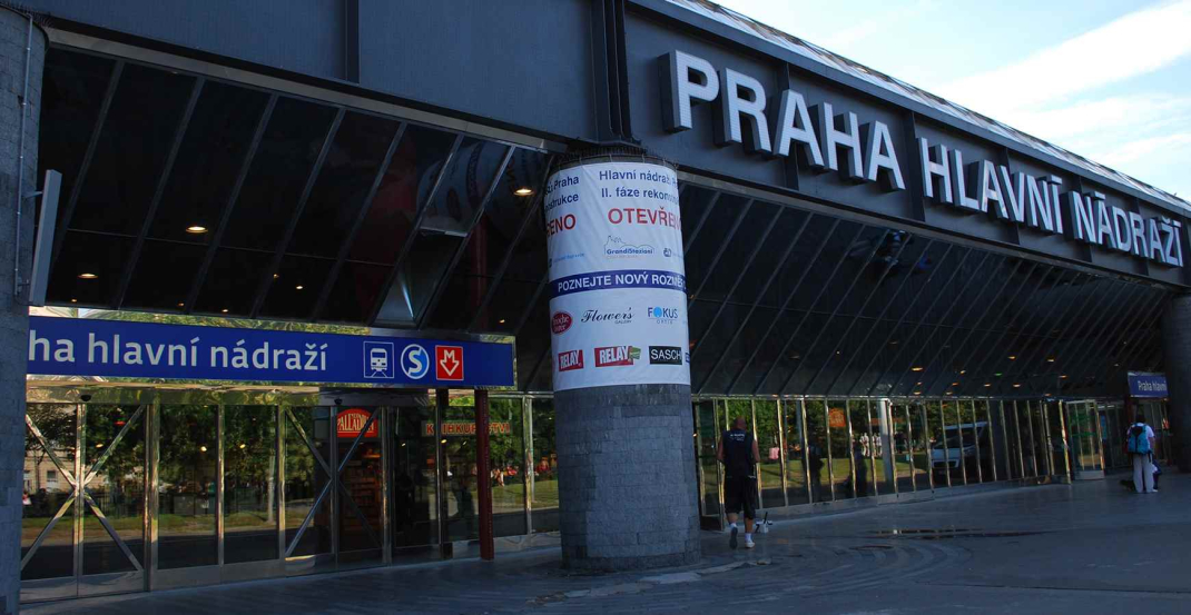 Prag Hauptbahnhof: Nicht der schönste Platz, aber von hier aus wird es nur schöner bei eurem JGA in Prag! Vesprochen!